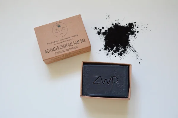 Pain de savon au charbon actif